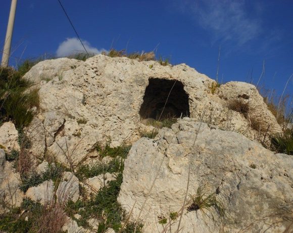 Foto di alcune tombe pristoriche presso il sito di Muculufa
